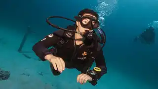 Diver practicing compass navigation during the SSI Underwater Navigation Specialty course at Echo Divers Koh Tao.