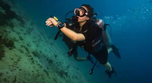 Student completing training dives during the SSI Open Water Diver course at Echo Divers Koh Tao.