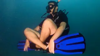 Diver hovering in perfect neutral buoyancy during the SSI Perfect Buoyancy Specialty course at Echo Divers Koh Tao.