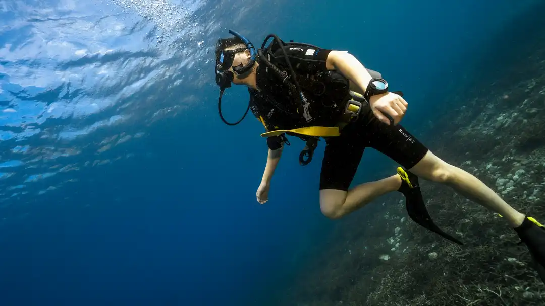 Relaxed scuba diver exploring the underwater world of Koh Tao with Echo Divers Koh Tao