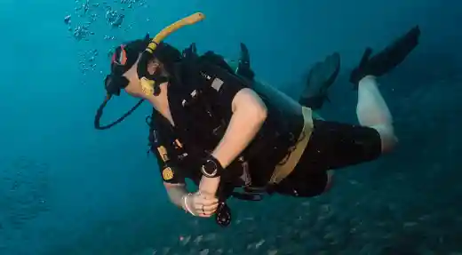 SSI Deep Specialty student practising deep dive buoyancy and monitoring depth during training with Echo Divers Koh Tao.