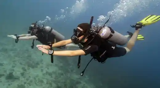 SSI Deep Specialty students practising buoyancy, trim, and controlled swimming during a deep training dive with Echo Divers Koh Tao.