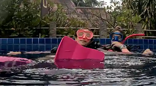 Rescue course students practising emergency response skills in the pool during the SSI Stress & Rescue course at Echo Divers Koh Tao.
