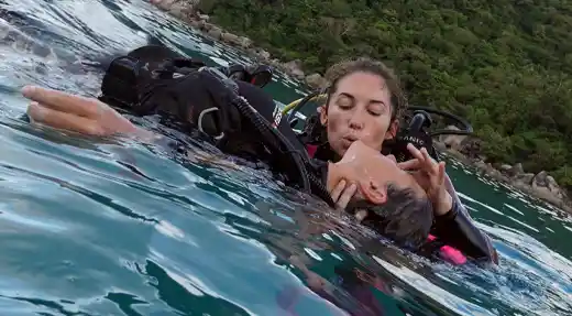 Rescue course student practising in-water rescue breaths on a diver during the SSI Stress & Rescue course at Echo Divers Koh Tao.