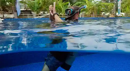 Echo Divers Koh Tao SSI Scuba Skills Update refresher practising basic scuba skills in the pool, Koh Tao, Thailand